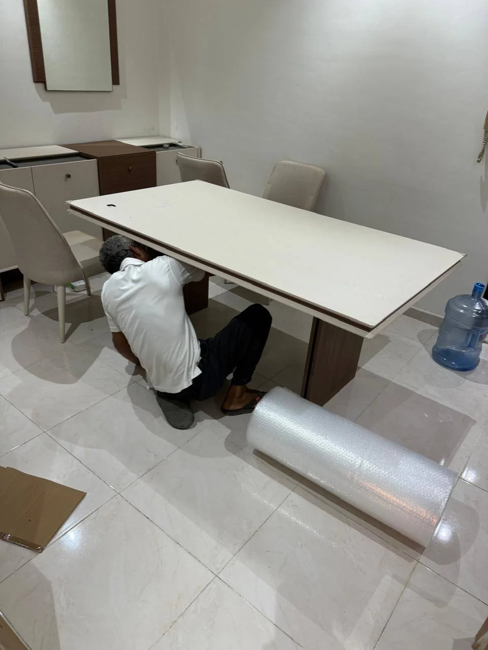 تجهيز طاولة وأثاث منزلي قبل النقل