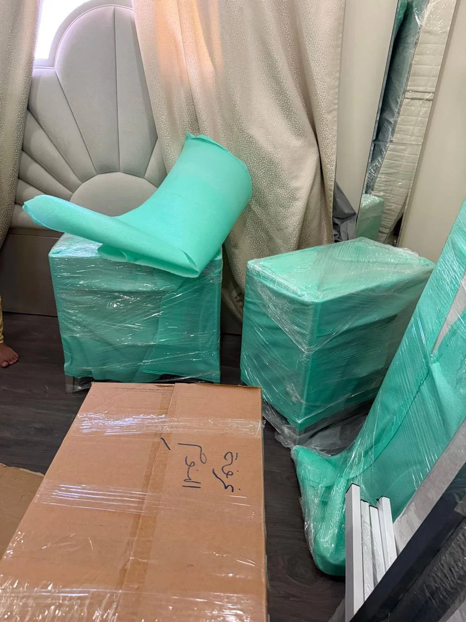قطع أثاث مغلفة داخل المنزل
